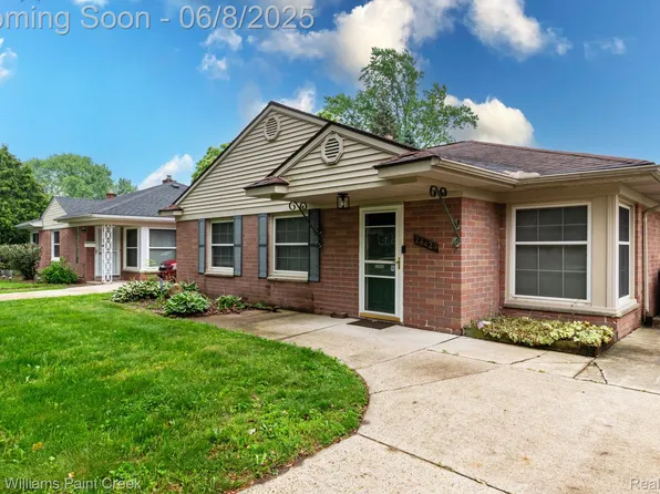 28429 N Clements Cir, Livonia, MI 48150