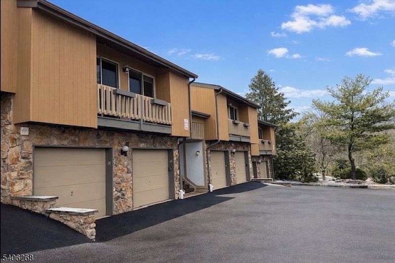 1st image of 10 Larkin Cir #10