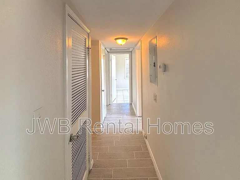 2248 Inwood Cir S — Photo 19