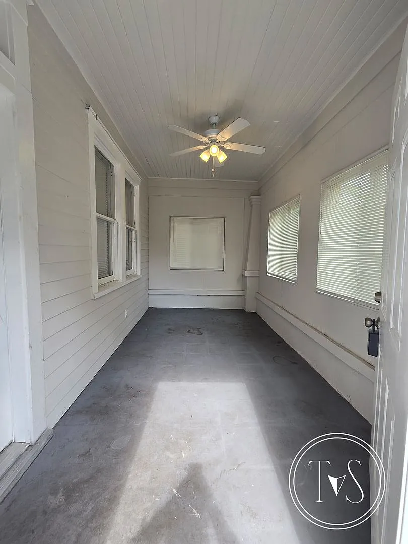 Move In By September 30th & Receive First 30 Days Of Rent Free** — Photo 3