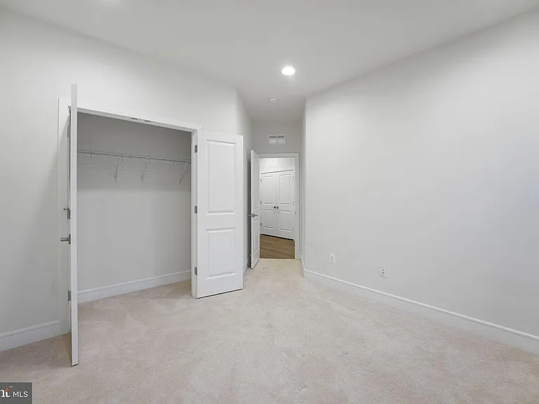 43421 Farringdon Sq — Photo 37