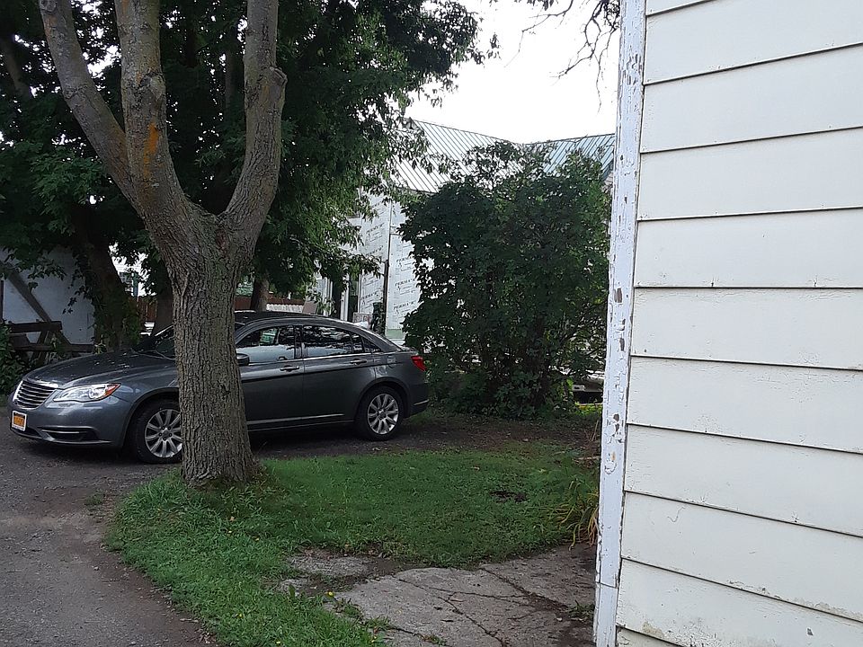 2nd image of 905 Lafayette St