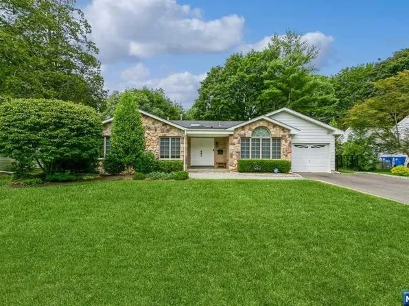 29 Peter Lynas Ct, Tenafly, NJ 07670