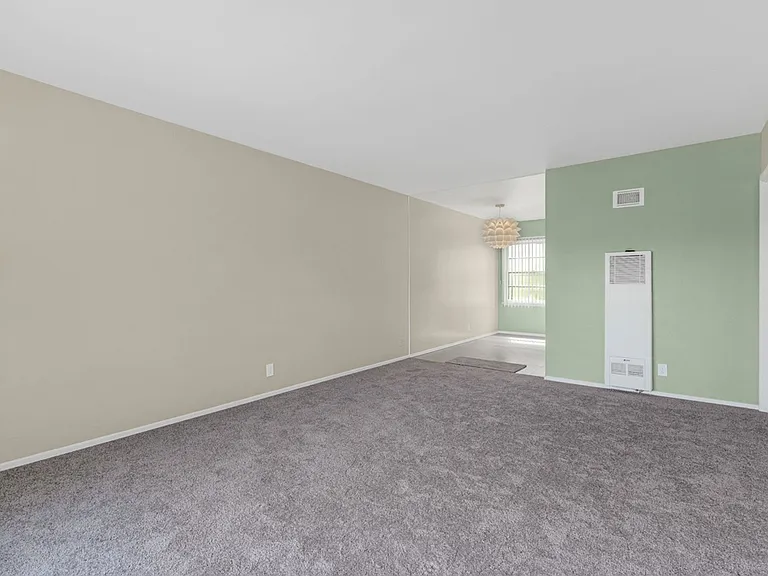 2 Bedrooms 1 Bath Unit In Great Location — Photo 4