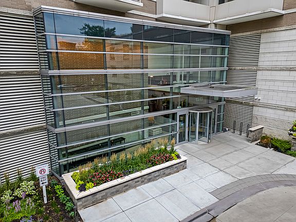 2nd image of 1515 S Prairie Ave Unit 1313