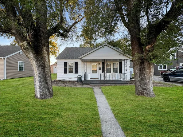 825 N 16th St, Mattoon, IL 61938