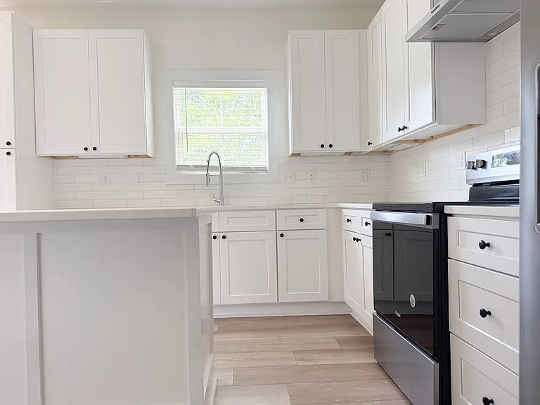 1403 Westbrook Cir — Photo 9