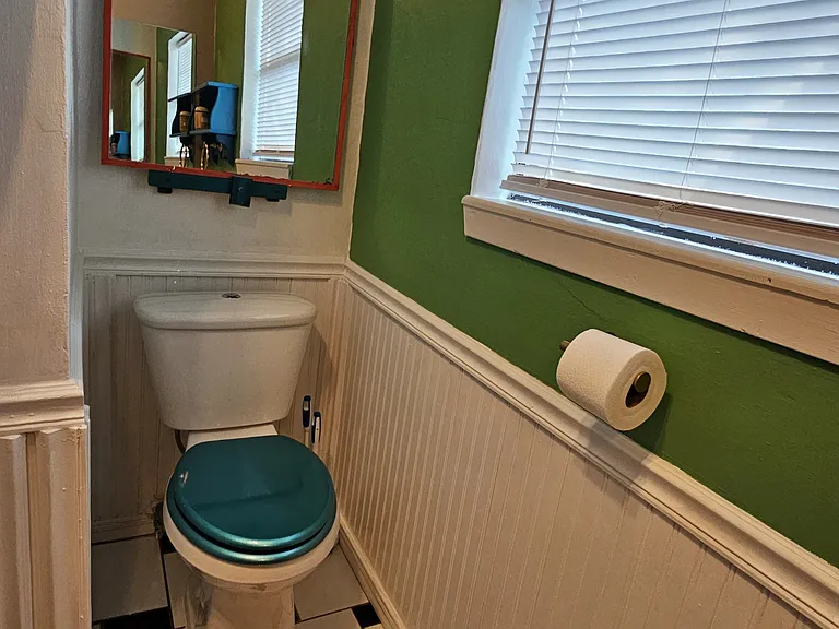 Full Bathroom in hallway