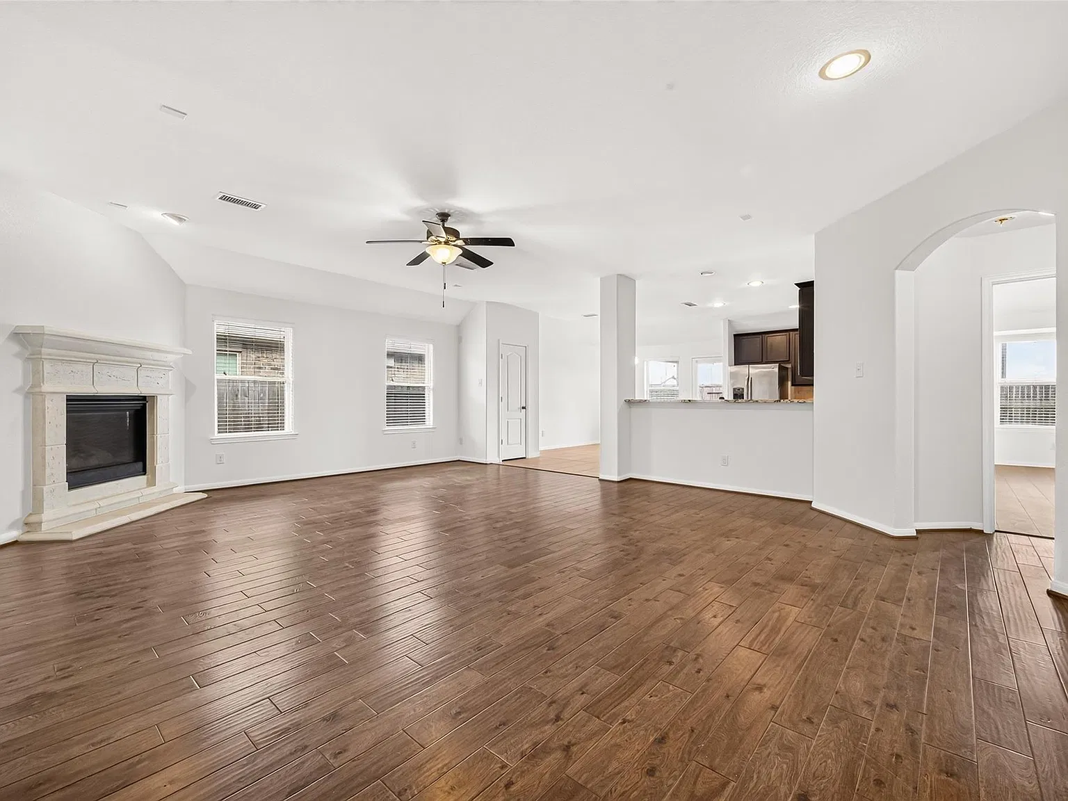 3 bed, 2.0 bath, 2102 sqft, $2,300 — Photo 2