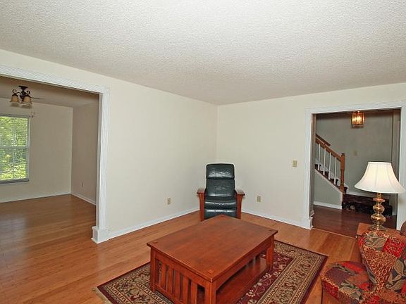 4th image of 2053 Country Manor Dr