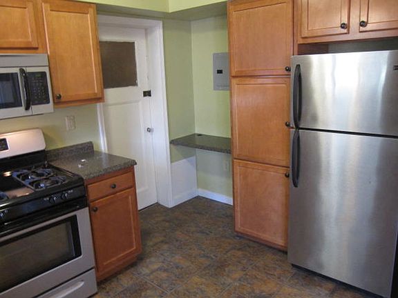 2nd image of 131 Edgewood Ave APT S3