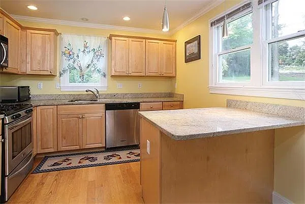 4 bed, 2.5 bath, 2574 sqft, $4,500 — Photo 2