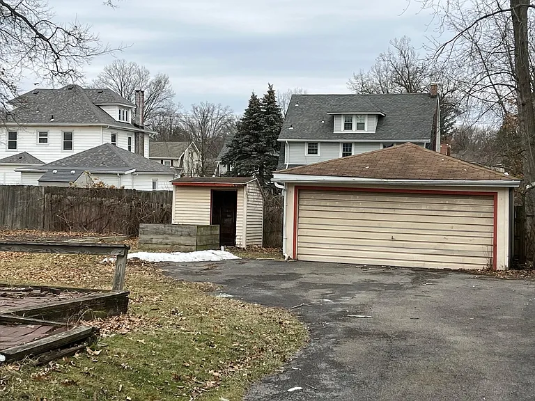 GARAGE, SMALL BUILDING FOR STORAGE