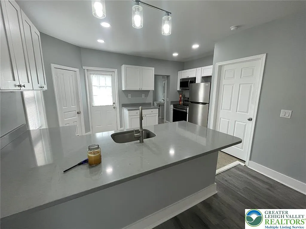 3 bed, 1.5 bath, 1248 sqft, $1,800 — Photo 4