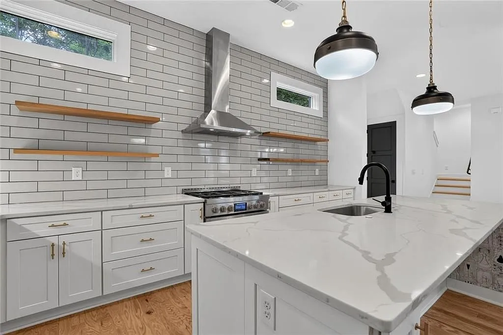 3 bed, 3.0 bath, 2454 sqft, $3,995 — Photo 3