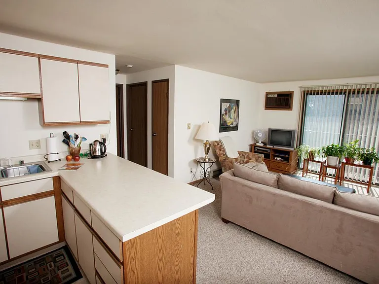 Applegate Apartments — Photo 8