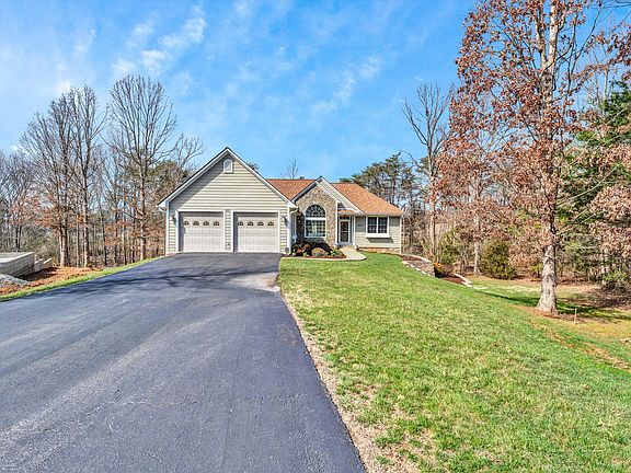 3rd image of 207 Spyglass Ln