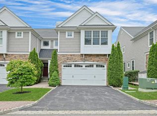 15 Hidden Ridge Ct, Scarsdale, NY 10583