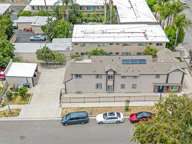 2400 W Commonwealth Ave #C — Photo 2