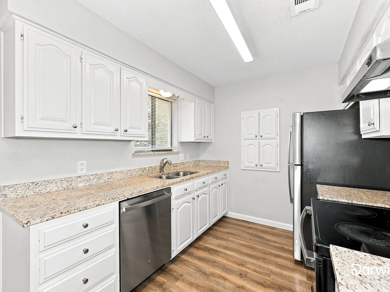 3 bed, 2.0 bath, 1307 sqft, $1,925 — Photo 3