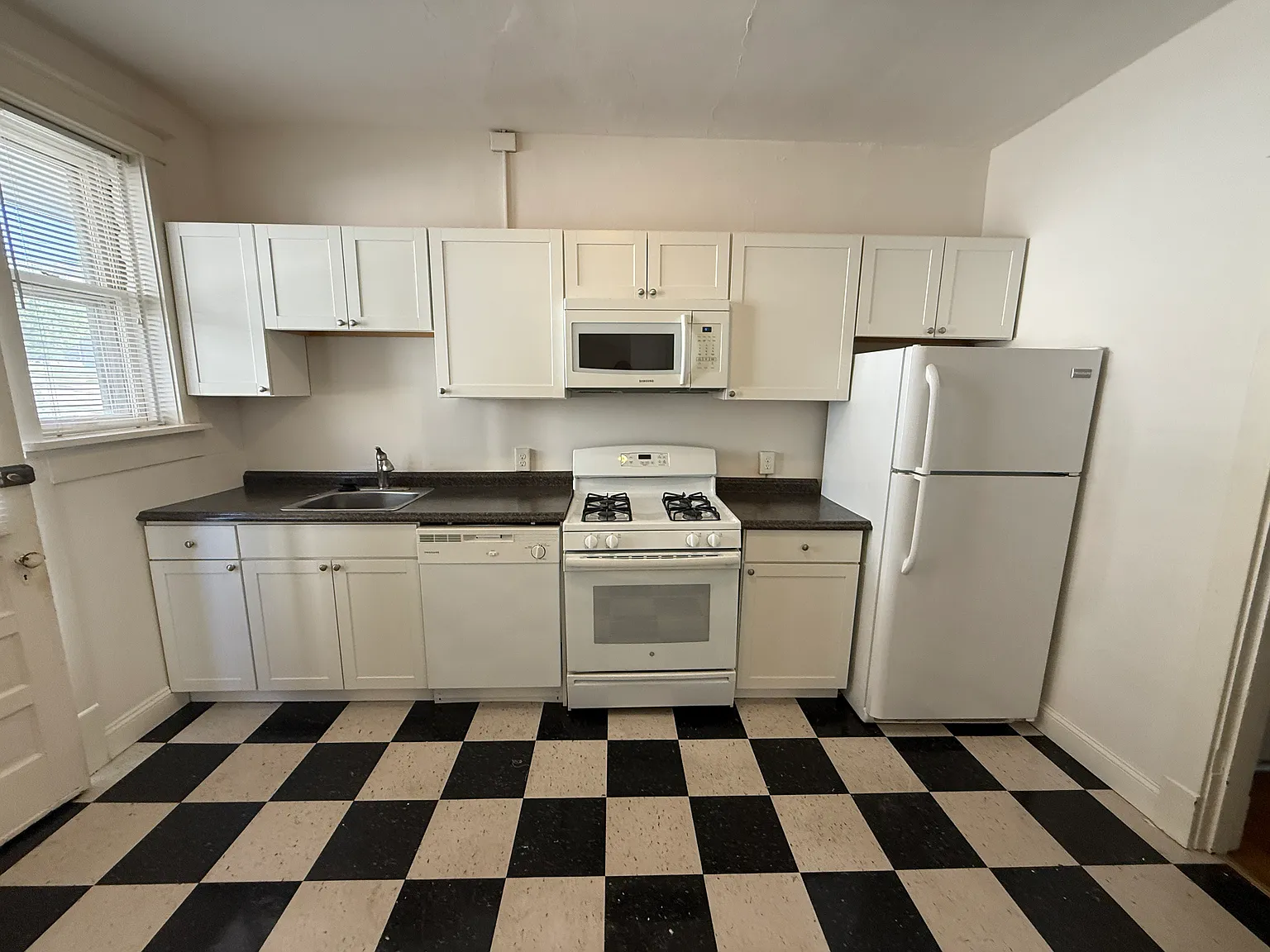 1 bed, 750 sqft, $995 — Photo 2