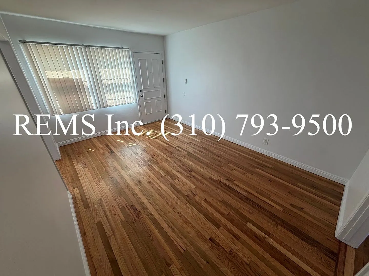 Remodeled Upstairs Apartment with A/C & Garage Parking — Photo 4