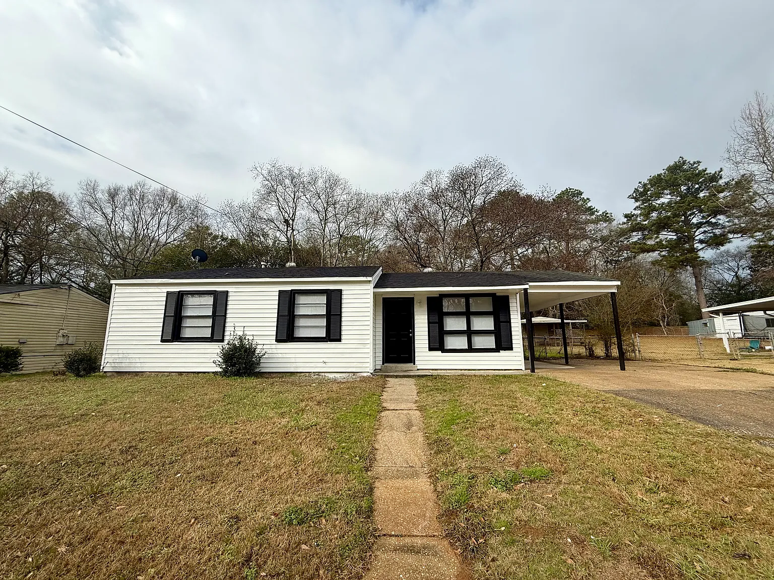 3 bed, 944 sqft, $975 — Photo 1
