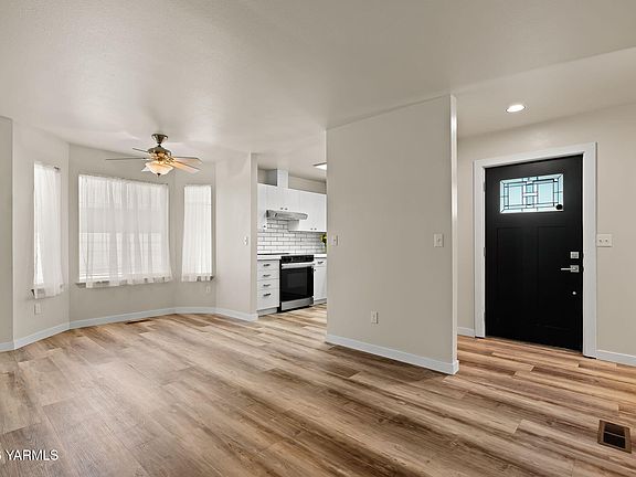 4th image of 349 S 76th Ave
