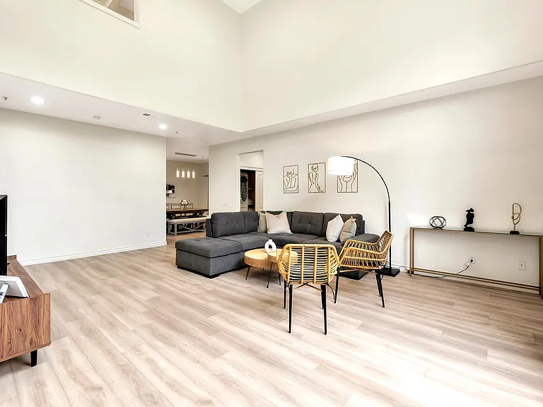 503 N Alhambra Ave — Photo 2