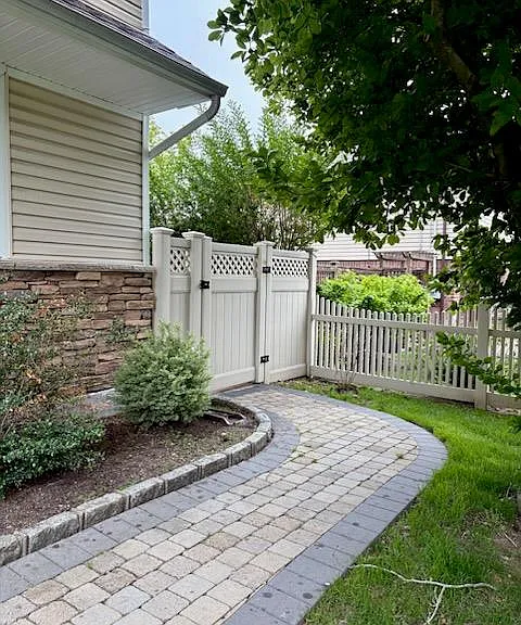 28 Rocco Dr — Photo 2