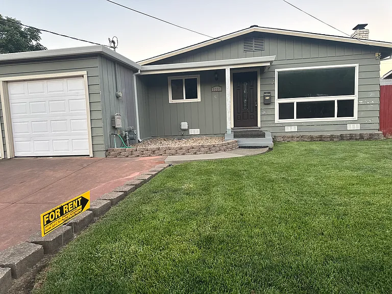 1331 Rose Ave — Photo 2