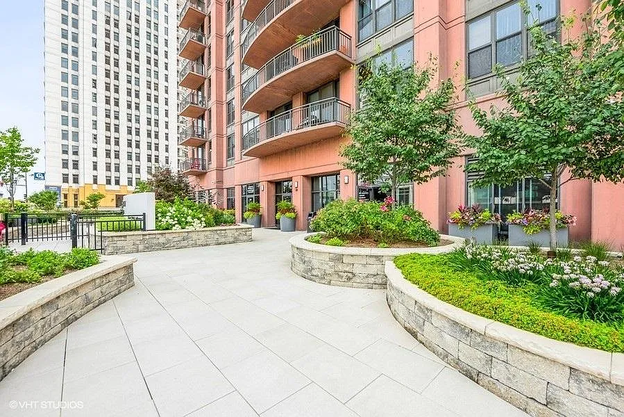 Building Photo - 330 N Jefferson St #1405