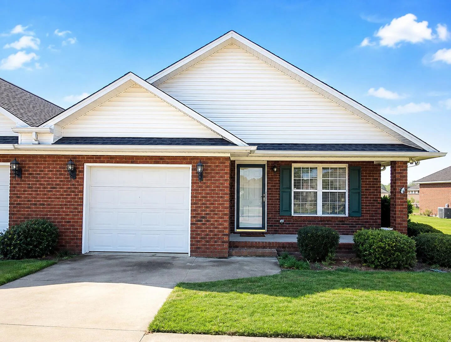 3 bed, 2.0 bath, 1000 sqft, $1,400 — Photo 1