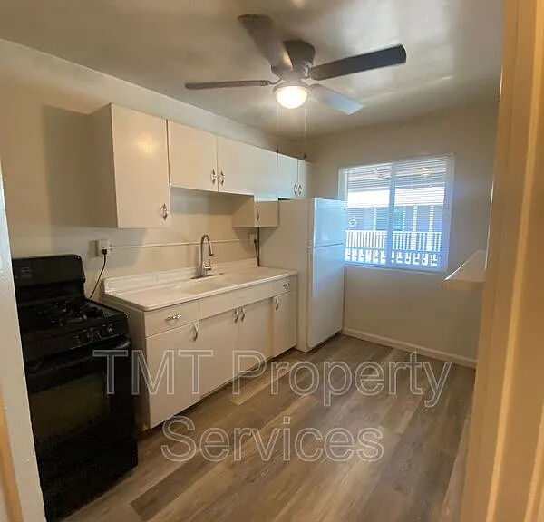 2530 S St #13 — Photo 7