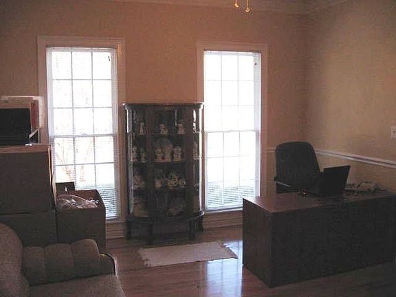 Dining Room/Den w/trey ceiling & Hardwood Floor