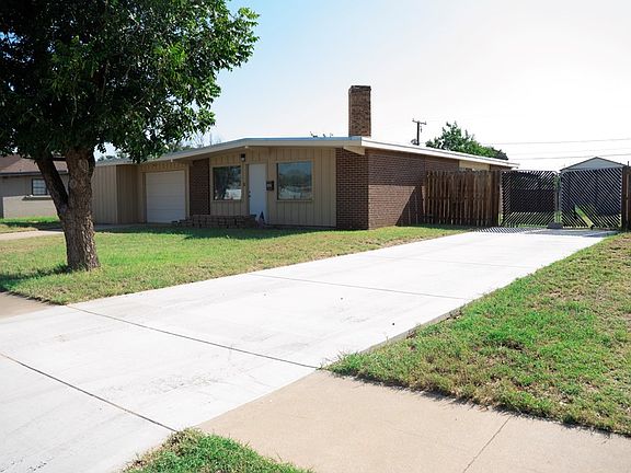 4th image of 802 NE Mustang Dr