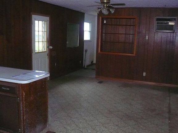 5th image of 402 W Broadway St