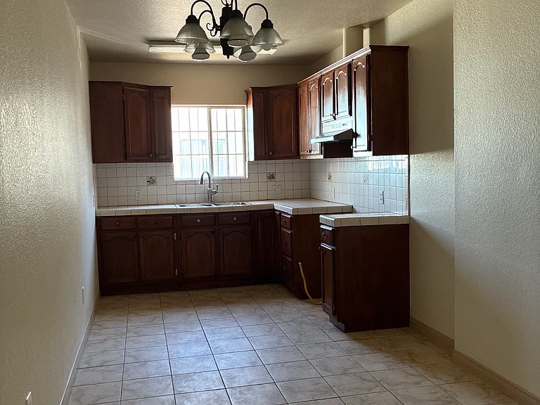 4264 S Menlo Ave — Photo 1