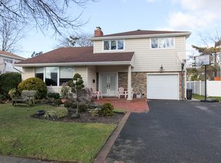 2047 Holland Way, Merrick, NY 11566