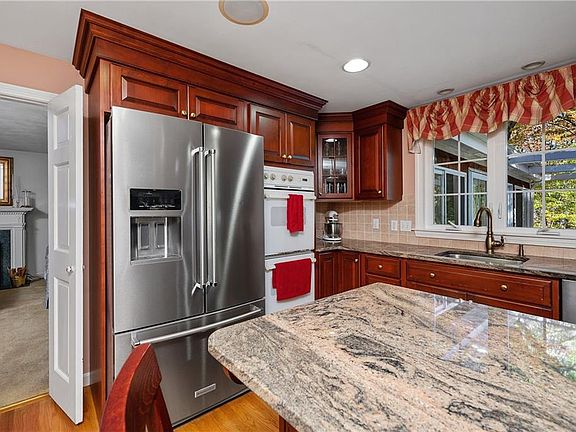 4th image of 16 Woodcrest Dr