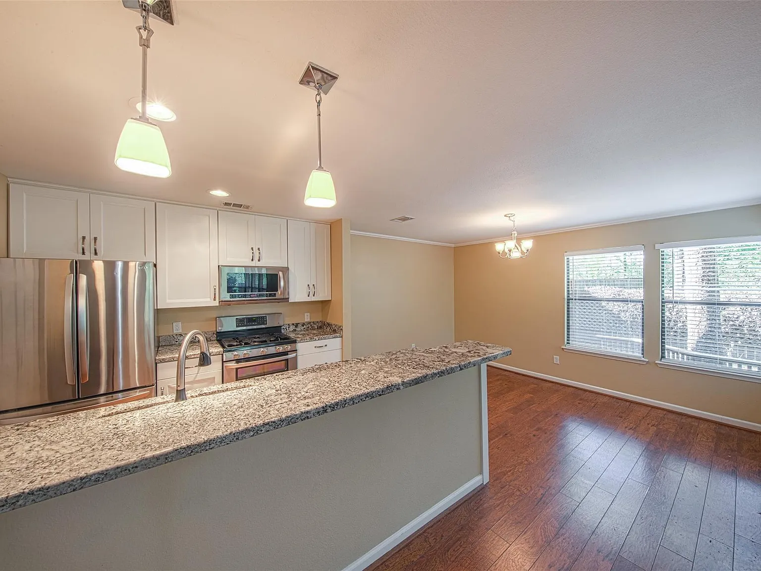 3 bed, 2.5 bath, 1633 sqft, $1,975 — Photo 4