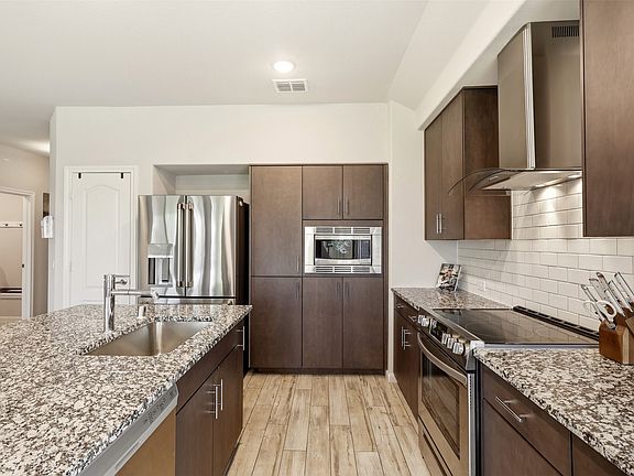 3rd image of 544 Lucas Ln