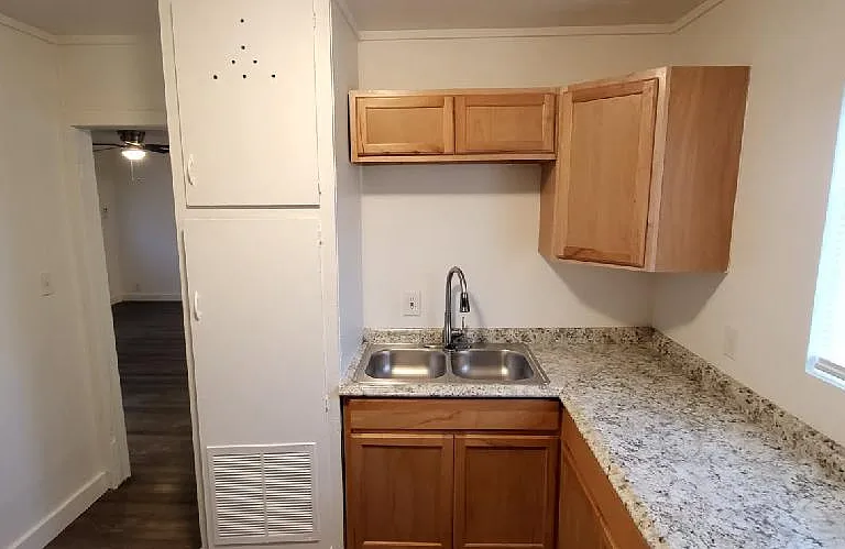 1915 W 2nd St #7 — Photo 8
