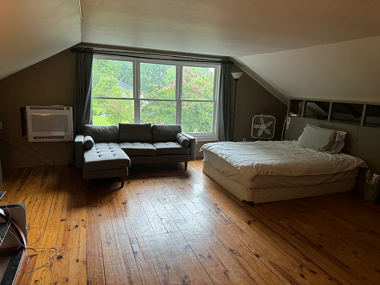 Large bedroom - plenty of space for a queen or king size bed and a sitting/living room setup