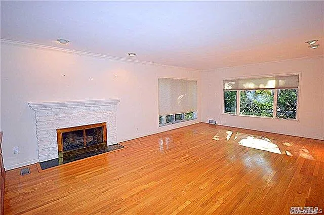 17 Hilltop Dr W — Photo 2