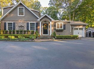 17 Woodhollow Ln, Huntington, NY 11743