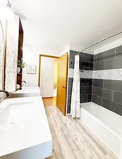 450 NE Riverhill Dr — Photo 35