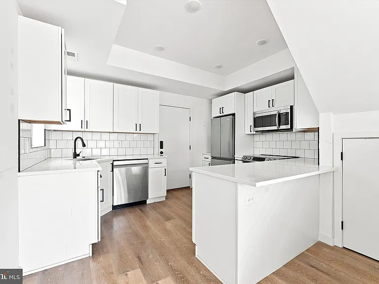 1729 Francis St #4 — Photo 8