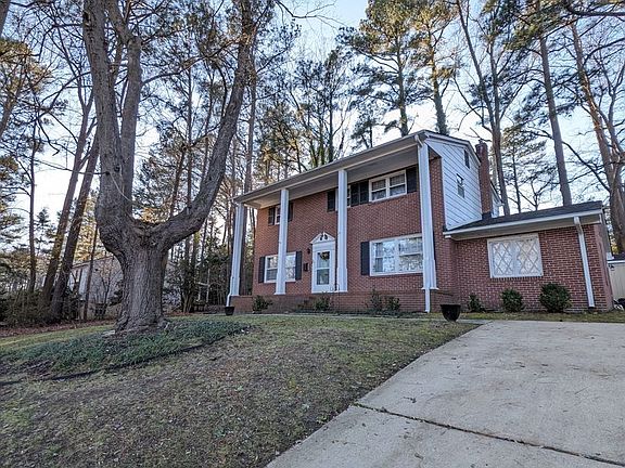 3rd image of 122 Patrick Henry Dr
