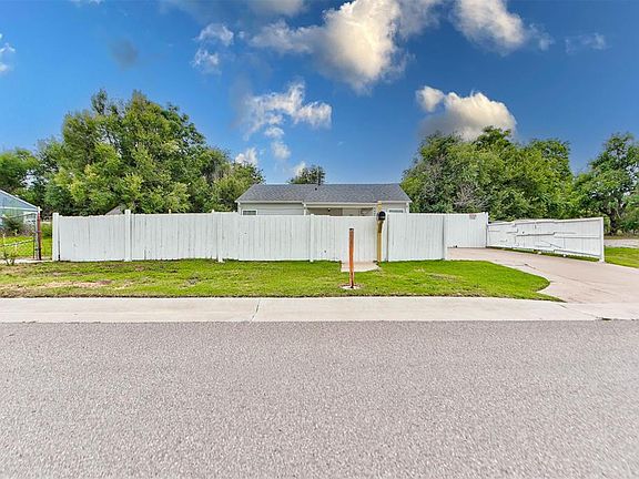 4th image of 1440 SW 11th St